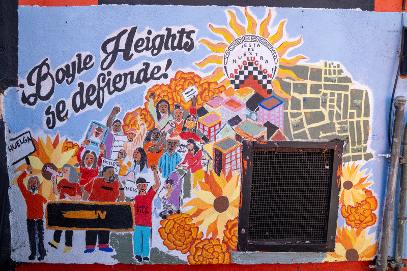 Mural that reads, “Boyle Heights se defiende,” which in English translates to, “Boyle Heights fights back.” The mural depicts a neighborhood of people gathered behind the banner of Union de Vecinos, a local of the Los Angeles Tenants Union.